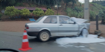 Mulher fica ferida após bater carro contra poste em Guaramirim