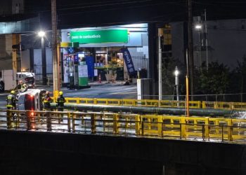 [Vídeo] Carro tomba e, novamente, estoura rede de água na Ponte Abdon Batista em Jaraguá do Sul