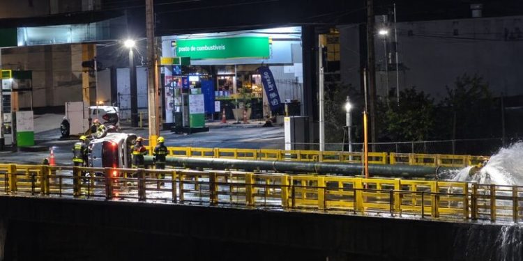 [Vídeo] Carro tomba e, novamente, estoura rede de água na Ponte Abdon Batista em Jaraguá do Sul