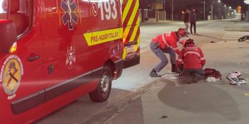 [Vídeo] Acidente entre carro e moto deixa jovem ferida em Jaraguá do Sul