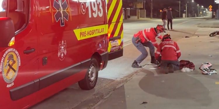 [Vídeo] Acidente entre carro e moto deixa jovem ferida em Jaraguá do Sul
