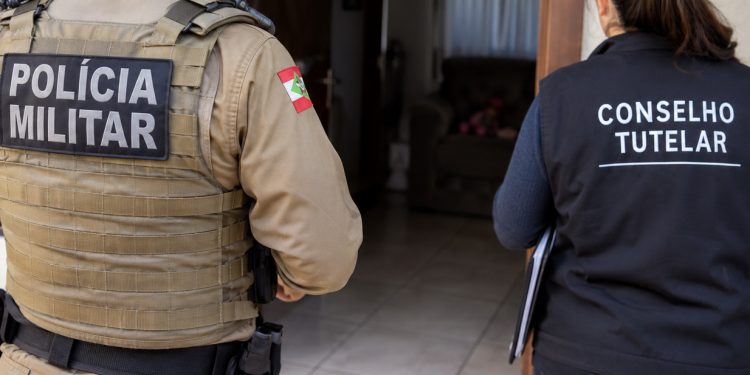 Criança de 7 anos é encontrada sozinha em casa com duas facas em Massaranduba