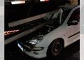 Carro bate em caminhão estacionado e duas pessoas ficam feridas em Guaramirim