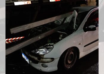 Carro bate em caminhão estacionado e duas pessoas ficam feridas em Guaramirim