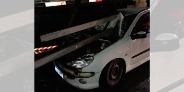 Carro bate em caminhão estacionado e duas pessoas ficam feridas em Guaramirim