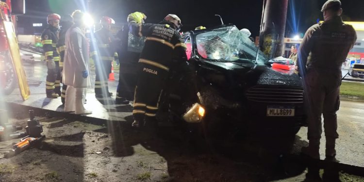 Motorista fica em estado crítico após colisão contra poste em Jaraguá do Sul