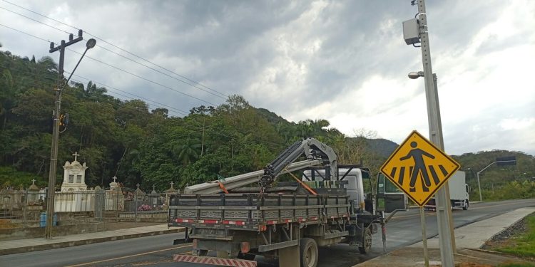 Muralha Digital: Guaramirim instala 70% dos postes para novo sistema de videomonitoramento