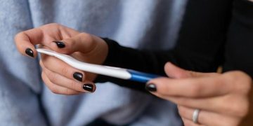 Médica e clínica são condenadas após mulher engravidar com implante contraceptivo em SC