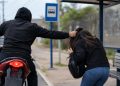 Adolescente é segurada pelos cabelos e assaltada em ponto de ônibus em Guaramirim