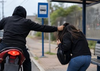 Adolescente é segurada pelos cabelos e assaltada em ponto de ônibus em Guaramirim