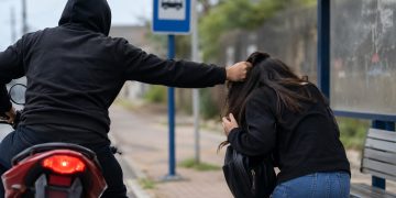 Adolescente é segurada pelos cabelos e assaltada em ponto de ônibus em Guaramirim