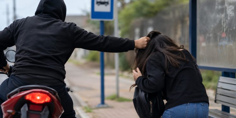 Adolescente é segurada pelos cabelos e assaltada em ponto de ônibus em Guaramirim