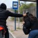 Adolescente é segurada pelos cabelos e assaltada em ponto de ônibus em Guaramirim