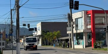 Motoristas questionam semáforo desligado em Schroeder; Prefeitura busca peça para reparo
