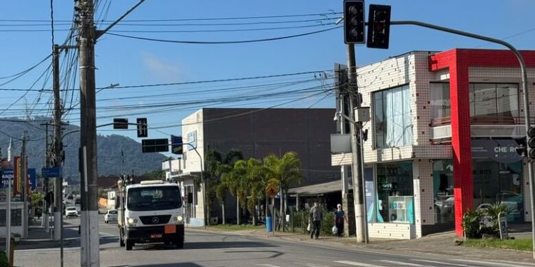 Motoristas questionam semáforo desligado em Schroeder; Prefeitura busca peça para reparo