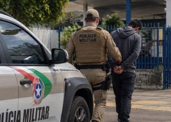 Homem tenta invadir escola municipal com arma branca e é preso em Jaraguá do Sul
