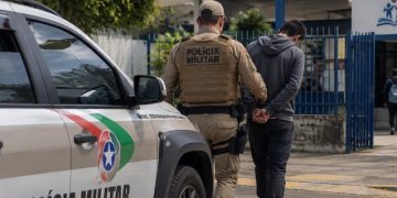 Homem tenta invadir escola municipal com arma branca e é preso em Jaraguá do Sul