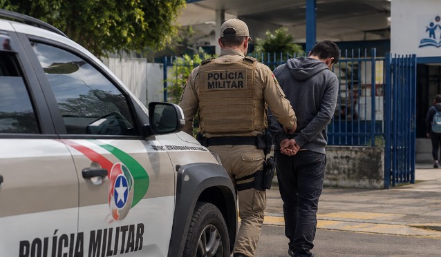 Homem tenta invadir escola municipal com arma branca e é preso em Jaraguá do Sul