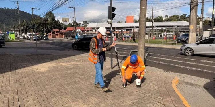Começa marcação para implantação de rotatória na Rua Walter Marquardt, em Jaraguá do Sul