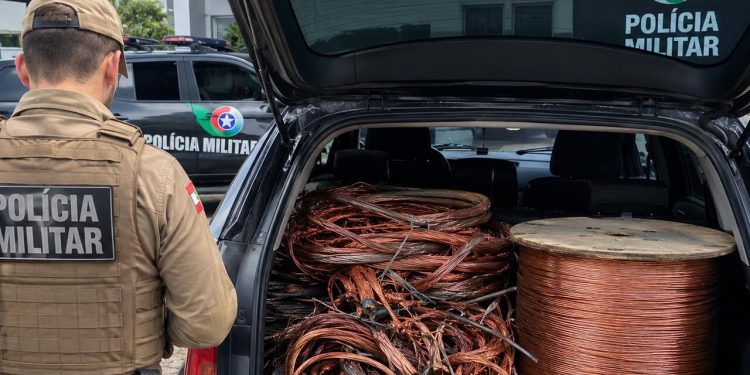 Polícia prende homem com cerca de 150 kg de cobre em Jaraguá do Sul