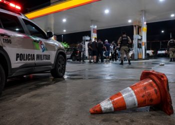 Homem perde dois dentes após ser atingido por cone em briga generalizada em posto em Jaraguá do Sul