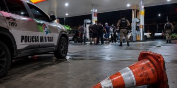 Homem perde dois dentes após ser atingido por cone em briga generalizada em posto em Jaraguá do Sul