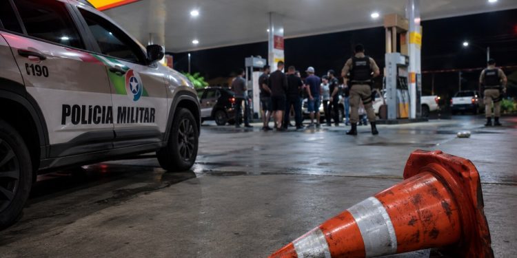 Homem perde dois dentes após ser atingido por cone em briga generalizada em posto em Jaraguá do Sul