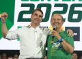 Jorginho Mello acompanha Flávio Bolsonaro nos bastidores do debate presidencial da Globo