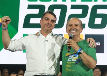 Jorginho Mello acompanha Flávio Bolsonaro nos bastidores do debate presidencial da Globo