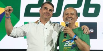 Jorginho Mello acompanha Flávio Bolsonaro nos bastidores do debate presidencial da Globo