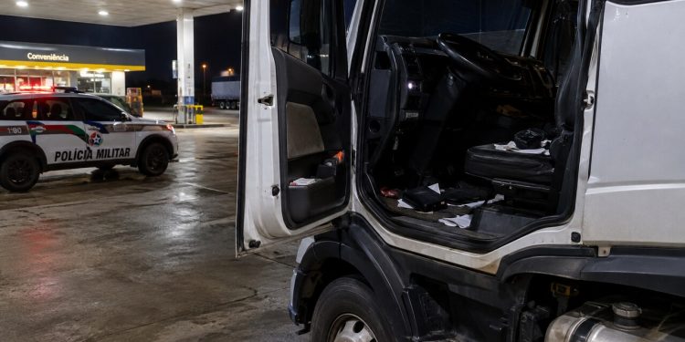 Caminhoneiro tem R$ 1.700 e cartão de crédito furtados em posto na BR-280, em Guaramirim