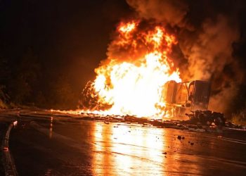 Motorista morre após caminhão capotar e pegar fogo na Serra de Corupá