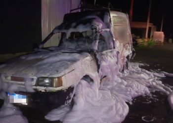 Carro pega fogo durante a madrugada em Guaramirim