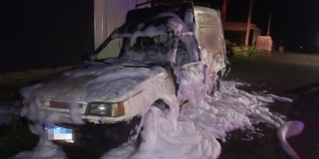 Carro pega fogo durante a madrugada em Guaramirim