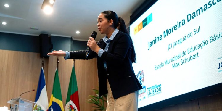 Aluna de Jaraguá do Sul conquista o 1º lugar na Etapa Nacional do Concurso de Oratória