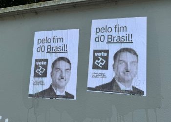 [Vídeo] Cartazes associam Flávio Bolsonaro a Hitler em Jaraguá do Sul