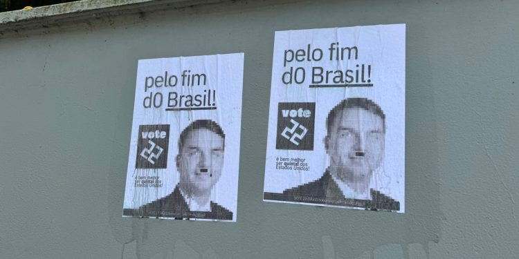 [Vídeo] Cartazes associam Flávio Bolsonaro a Hitler em Jaraguá do Sul