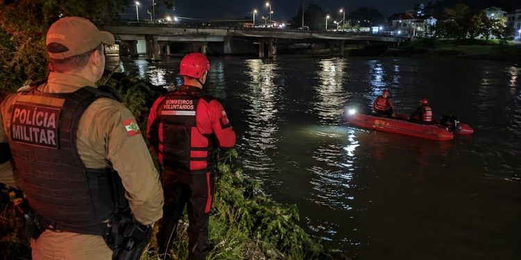 Homem desaparece após cair em rio durante a madrugada em Jaraguá do Sul