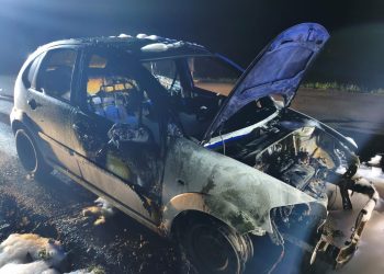 Carro pega fogo na BR-280, em Guaramirim
