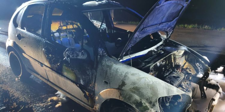 Carro pega fogo na BR-280, em Guaramirim