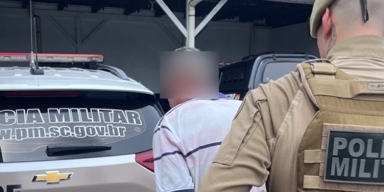 Homem é preso por tentativa de homicídio e homofobia em Jaraguá do Sul