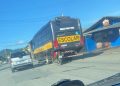 Jovem casal fica em estado grave após moto bater atrás de ônibus em Massaranduba