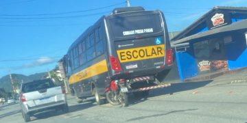 Jovem casal fica em estado grave após moto bater atrás de ônibus em Massaranduba