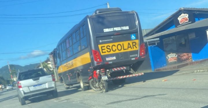 Jovem casal fica em estado grave após moto bater atrás de ônibus em Massaranduba