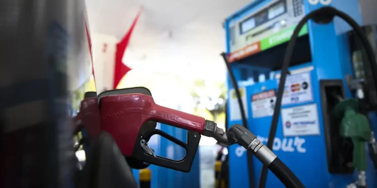 Governo zera tributos da gasolina e amplia subsídios a combustíveis